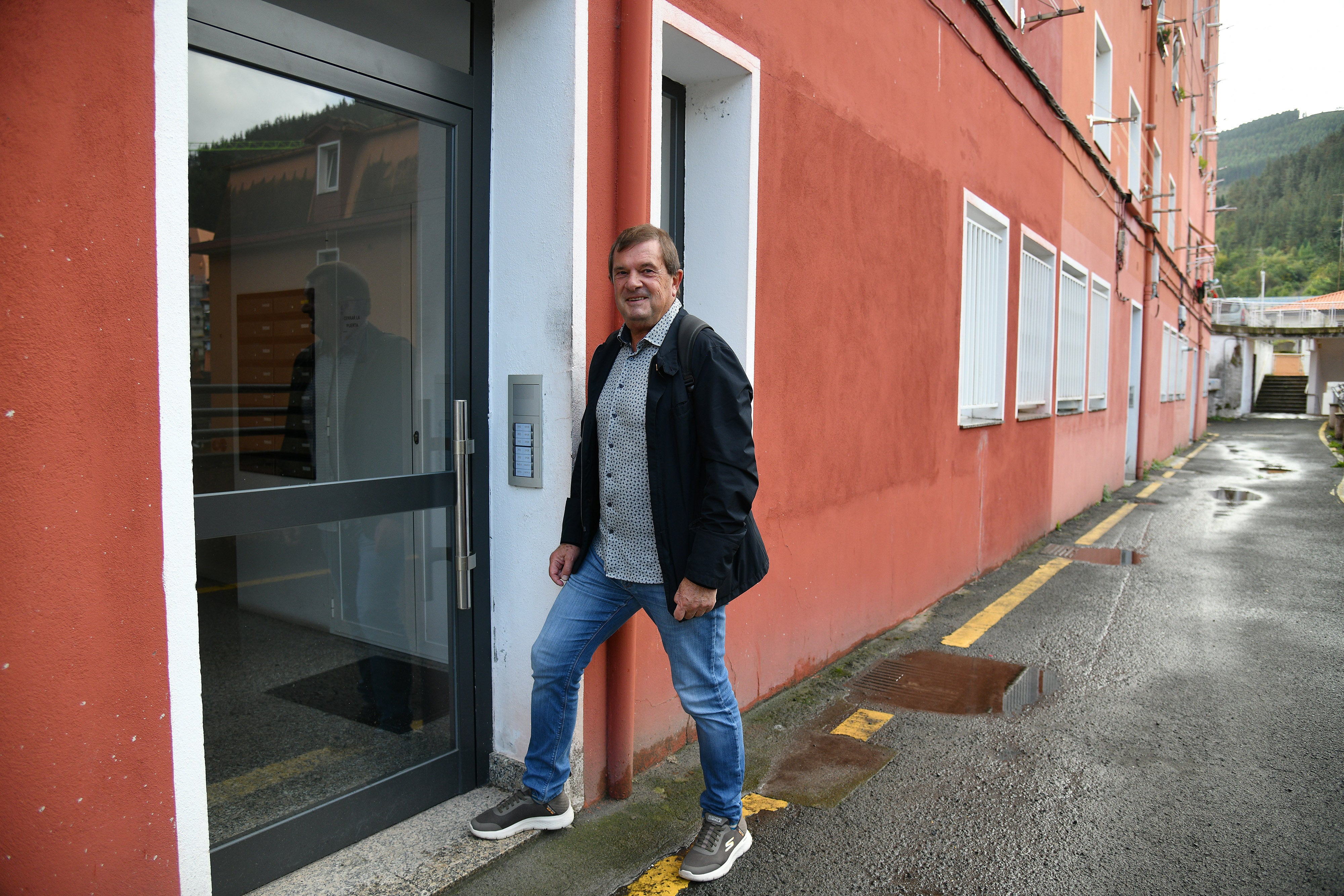 Carlos Abad, en uno de los portales de sus pisos a pie de calle en Eibar.
