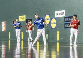 Jaka suelta un pelotazo con Altuna III al costado e Imaz y Martija detrás, ayer en el Adarraga.