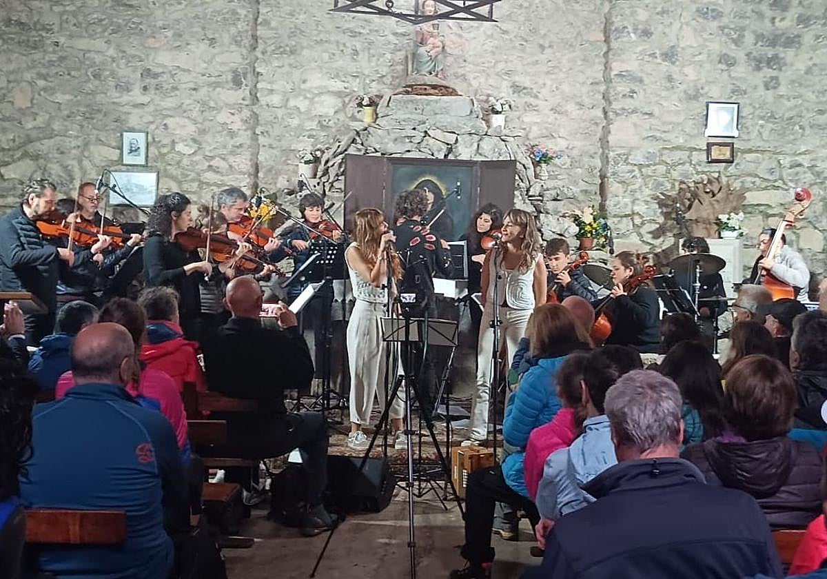 Debido al tiempo, Et Incarnatus y Alaitz eta Maider actuaron dentro de una ermita a rebosar, con el cuadro de Zuloaga presidiendo los actos.