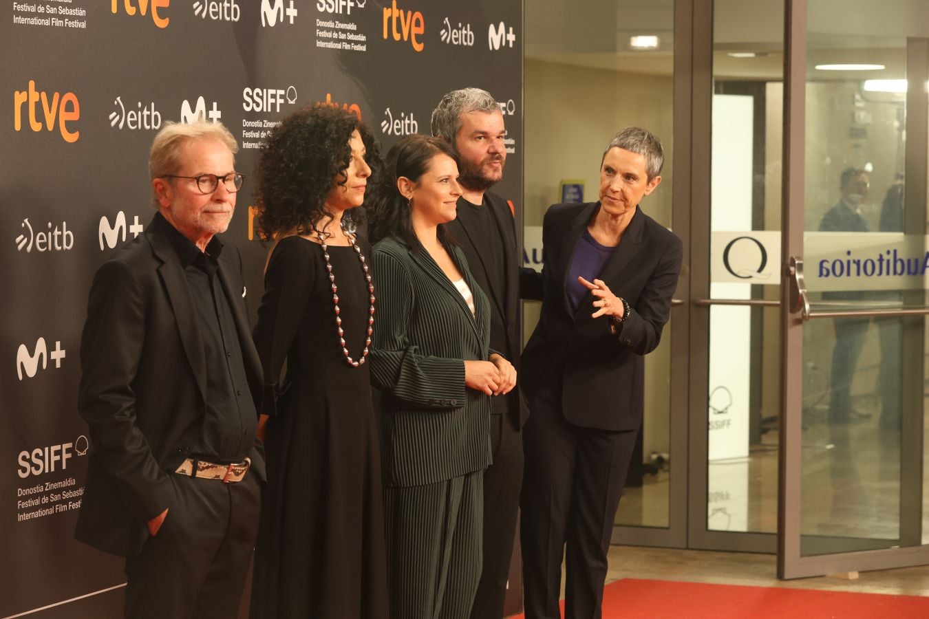 Una alfombra roja repleta de estrellas en el Zinemaldia