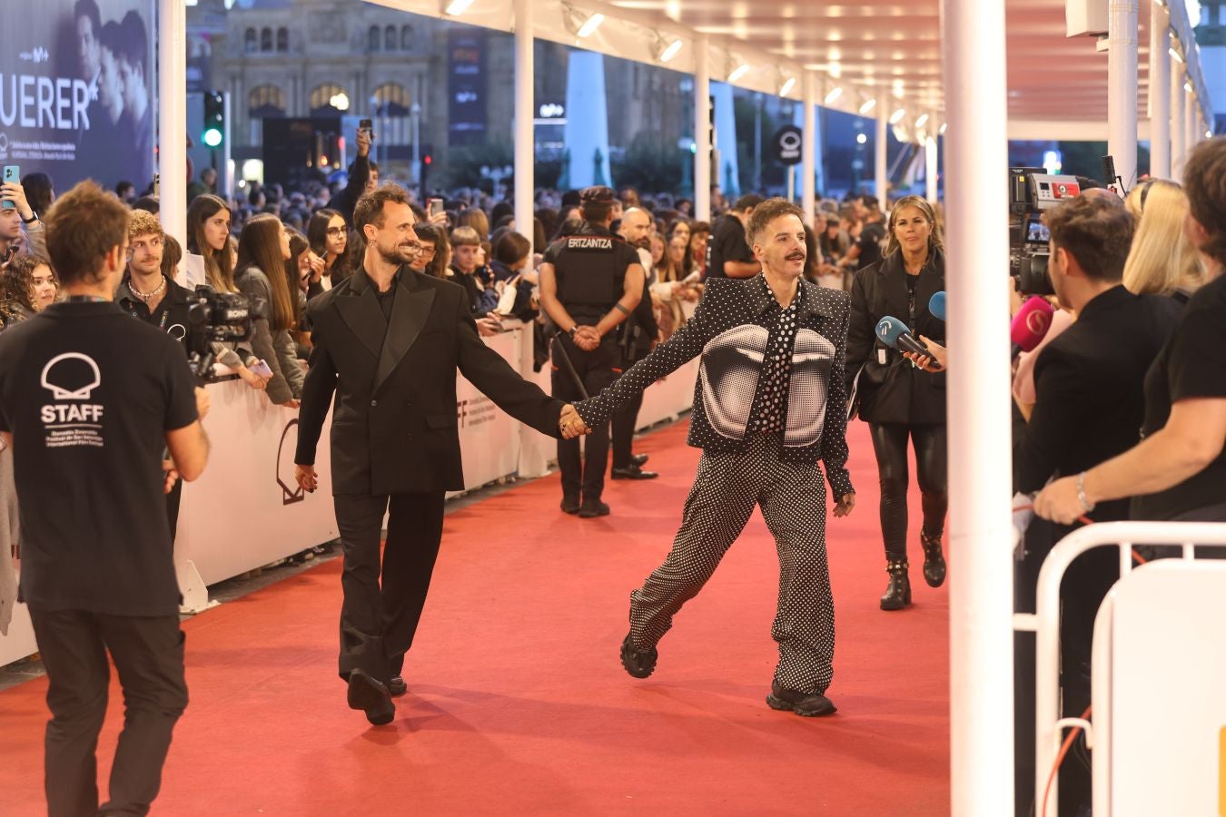 Una alfombra roja repleta de estrellas en el Zinemaldia