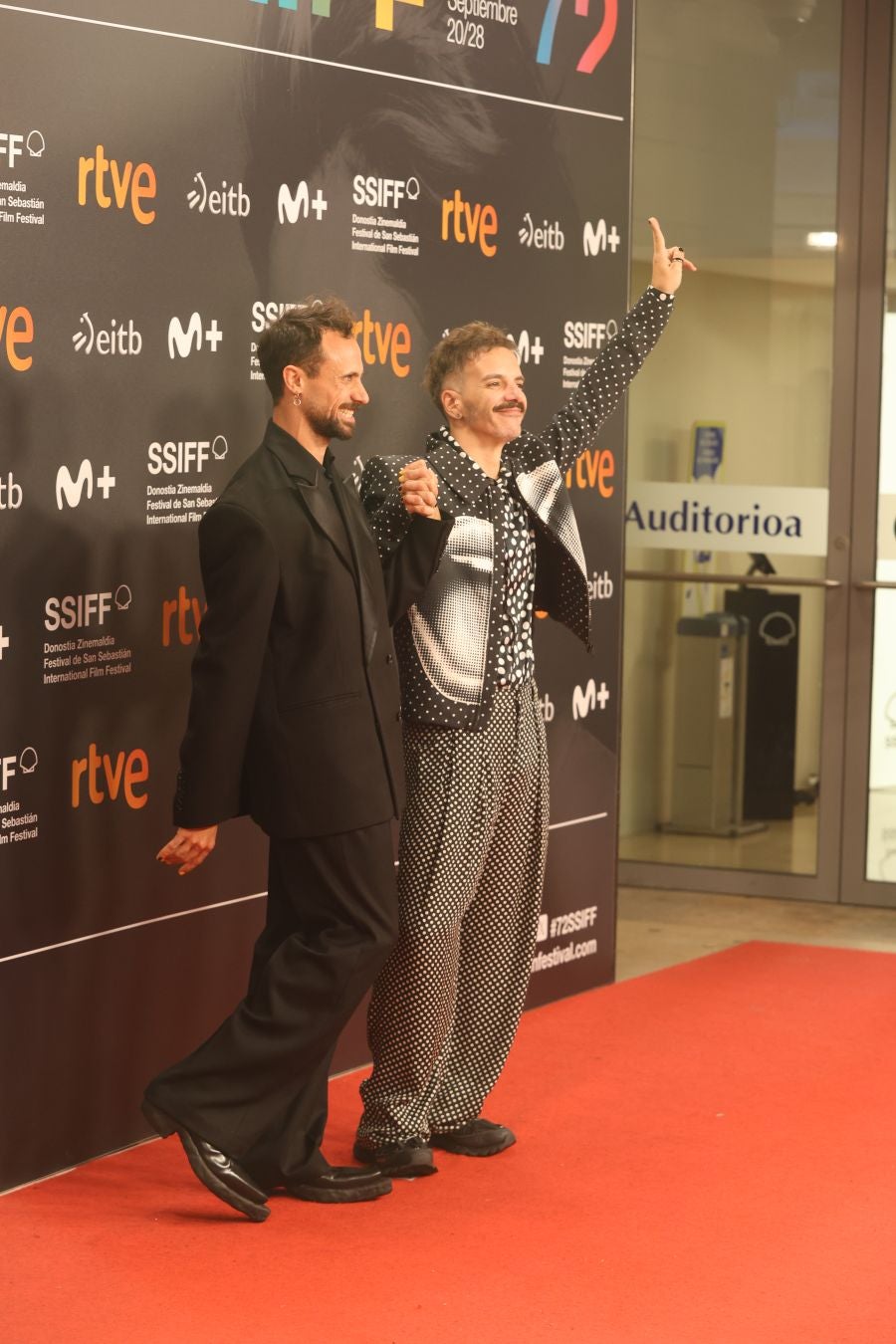 Una alfombra roja repleta de estrellas en el Zinemaldia