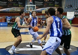 Josip Vrankic penetra ante la oposición de Álex Suárez, ayer en el Amenabar Arena.