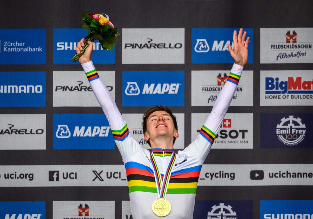 Tadej Pogacar celebra con una sonrisa, los ojos cerrados y el maillot arcoíris vestido su victoria en el Mundial.