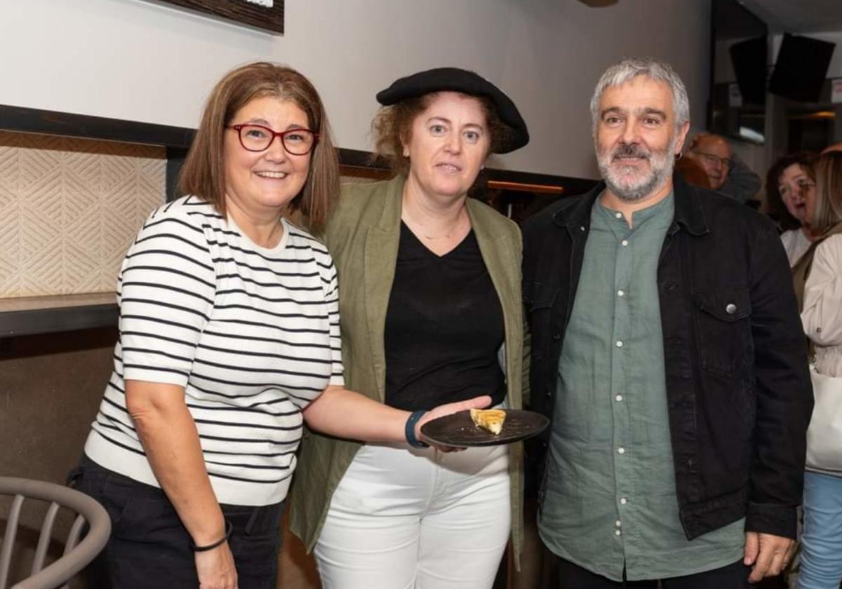 El alcalde entregó la txapela a la dueña del bar Gure Leku, que se adjudicó el concurso de pintxos.