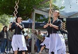 Preciosa la actuación ayer del grupo Alurr con su espectáculo 'Zamaltzain'.
