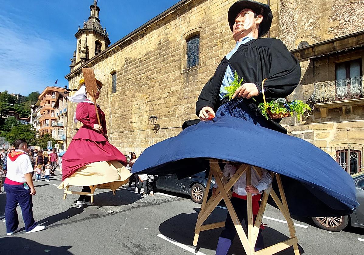Los gigantes recuperados por el Ayuntamiento bailaron por última vez este año.