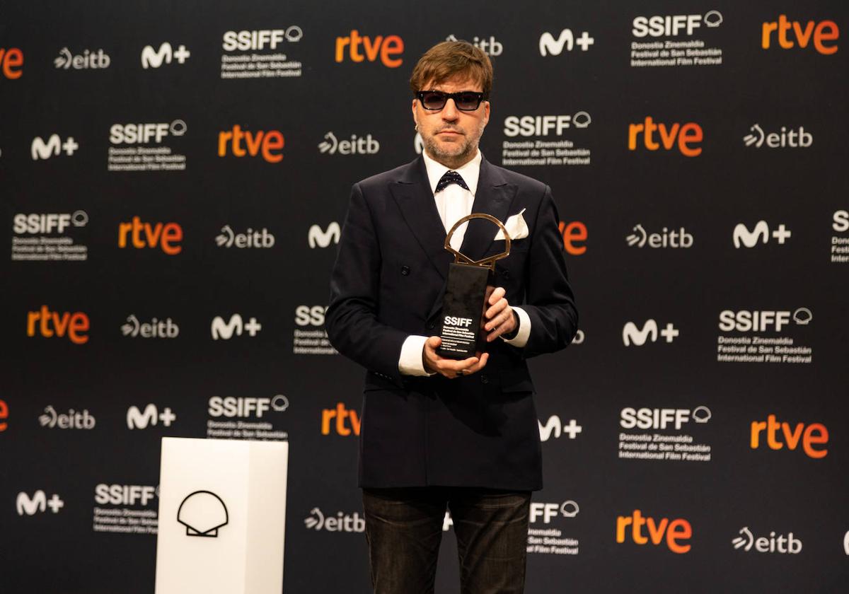 Albert Serra muestra la Concha de Oro por 'Tardes de soledad', en su comparecencia ante los medios.