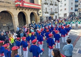 Salestarrak Magale Urnieta haur danborrada, ikastetxetik abiatuta, San Joan plazan eguerdian egin duen lehen geldialdia.