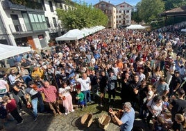 La participación en el brindis popular organizado ayer durante el Sagar Uzta fue especialmente elevada y llenó la plaza