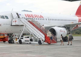 Pasajeros suben a un avión de Iberia en el aeropuerto de Hondarribia.