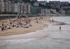 Menos basura y más rescates en una temporada de playas con ocupación media-alta en Donostia