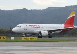 Un avión de Iberia, a punto de despegar en el Aeropuerto de Hondarribia.