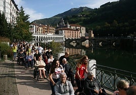 Los paseos saludables de Mugi tienen mucha aceptación y fomentan también el contacto intergeneracional.
