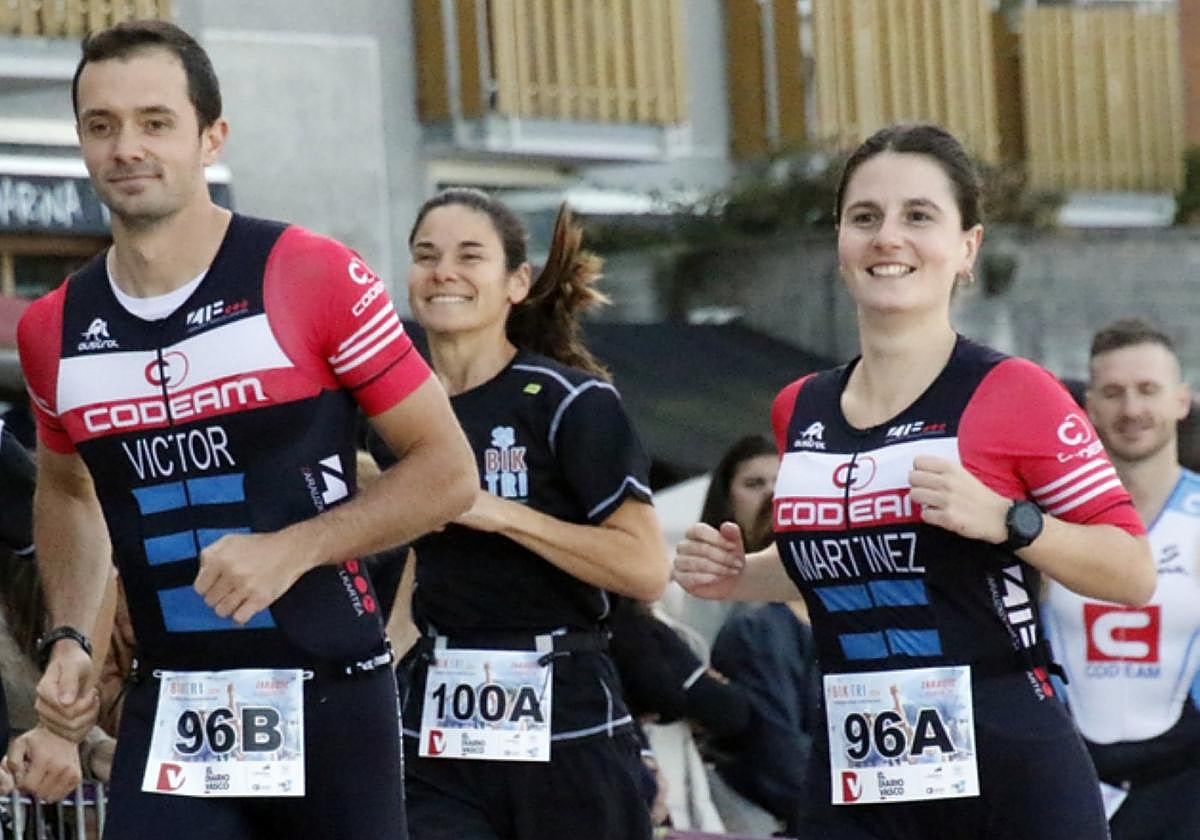 Talde honetako buruan Jon eta Josune zarauztarrak Munoa azpitik atera berritan.