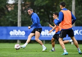 Mada persigue a Arbilla durante un entrenamiento en Atxabalpe.