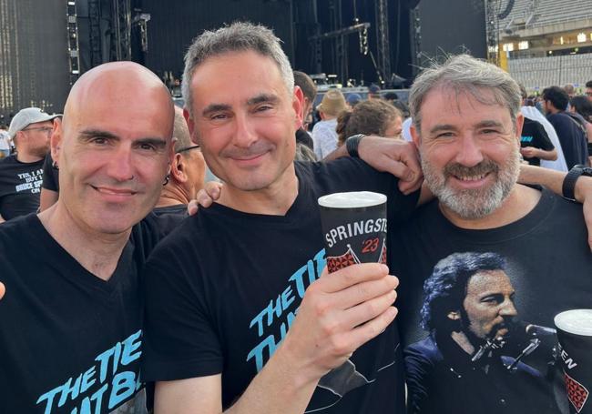 José Luis Hinojo, junto a unos amigos, viendo al 'Boss'