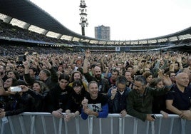 Los seguidores de Bruce Springsteen llenaron el estadio de Anoeta en 2016, en el que fue el tercer concierto del artista en la ciudad.