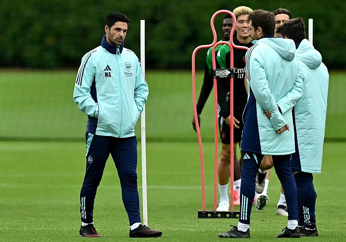Arteta, pensativo en el entrenamiento de ayer en Londres.