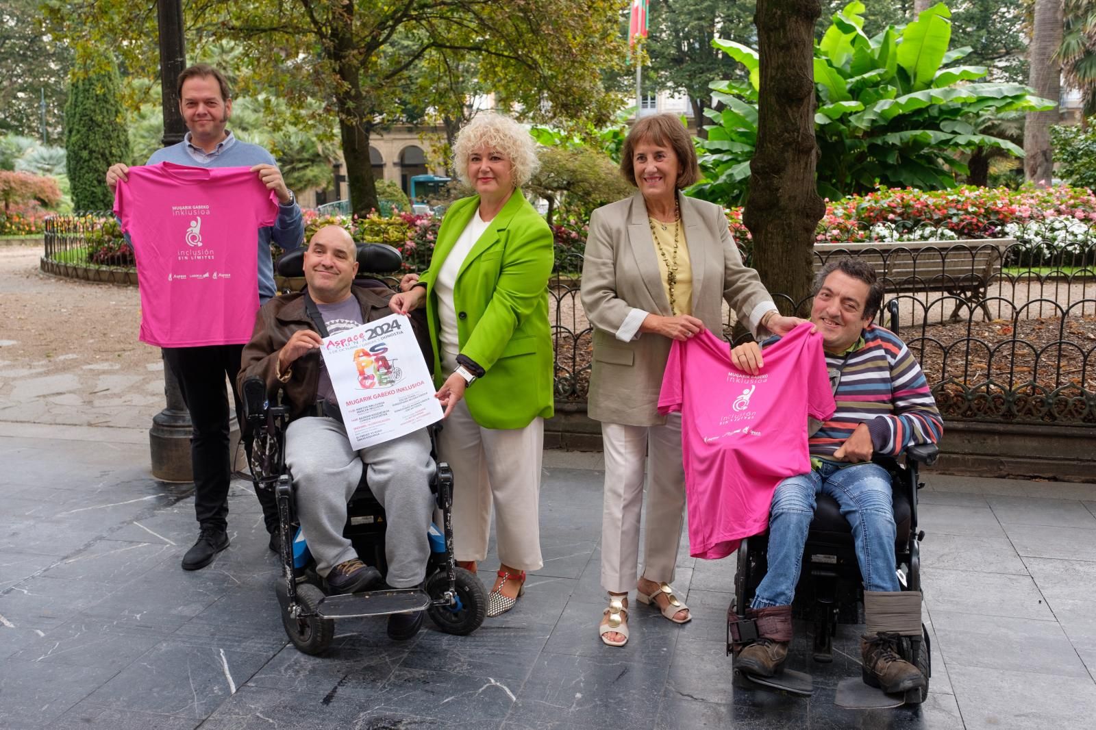 Xabier Alvarez, padre de un niño usuario de Aspace, Zarka Belastegui, la diputada foral de Cuidados y Políticas Sociales, Maite Peña, Rosa Iglesias, presidenta de Aspace y Luismi Larrarte, con las camisetas y cartel del Aspace Eguna.