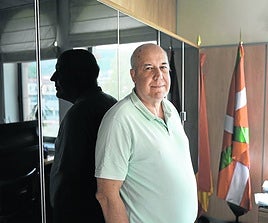 El fiscal jefe de Gipuzkoa, Juan Calparsoro, posa en su despacho el pasado mes de agosto.