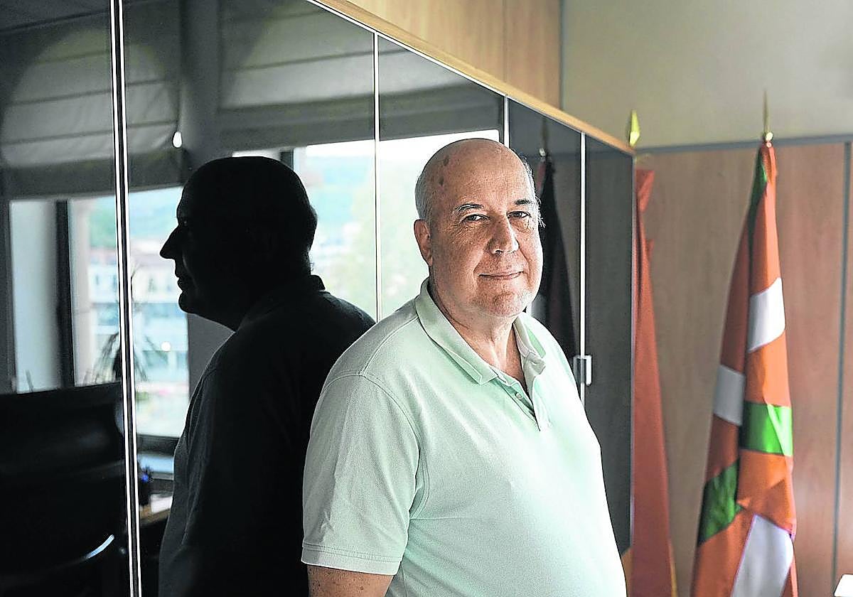 El fiscal jefe de Gipuzkoa, Juan Calparsoro, posa en su despacho el pasado mes de agosto.