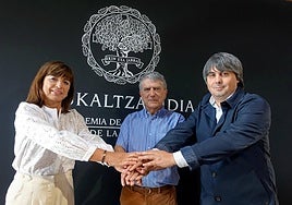 Arantxa Gonzalez, Mikel Makazaga eta Roberto G. Viñaspre.
