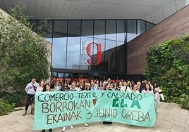 Concentración ayer en el centro comercial Garbera de Donostia.