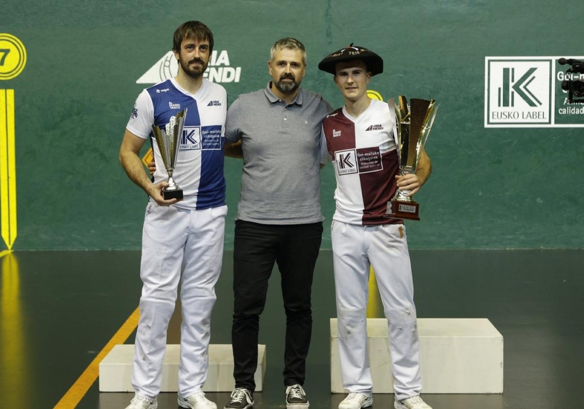 Imanol Ansa posa con la txapela de campeón ya sobre su cabeza, junto a Barrenetxea.