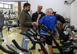 El alcalde y el concejal de deportes junto a uno de los ususarios del polideportivo.