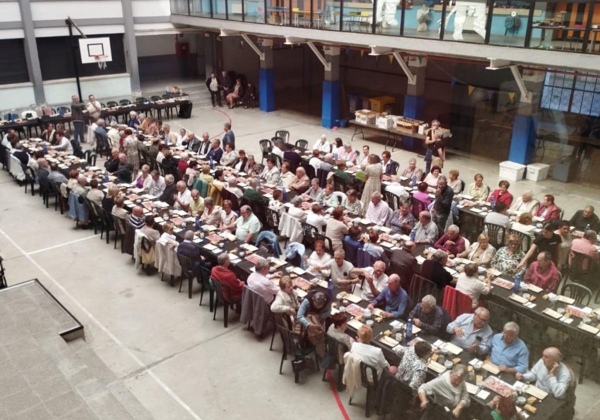 Jubilatuak eskola zaharreko patioan bildu ziren mahainguruan bazkari oparo batez gozatu eta egunaz gozatzeko asmoz.