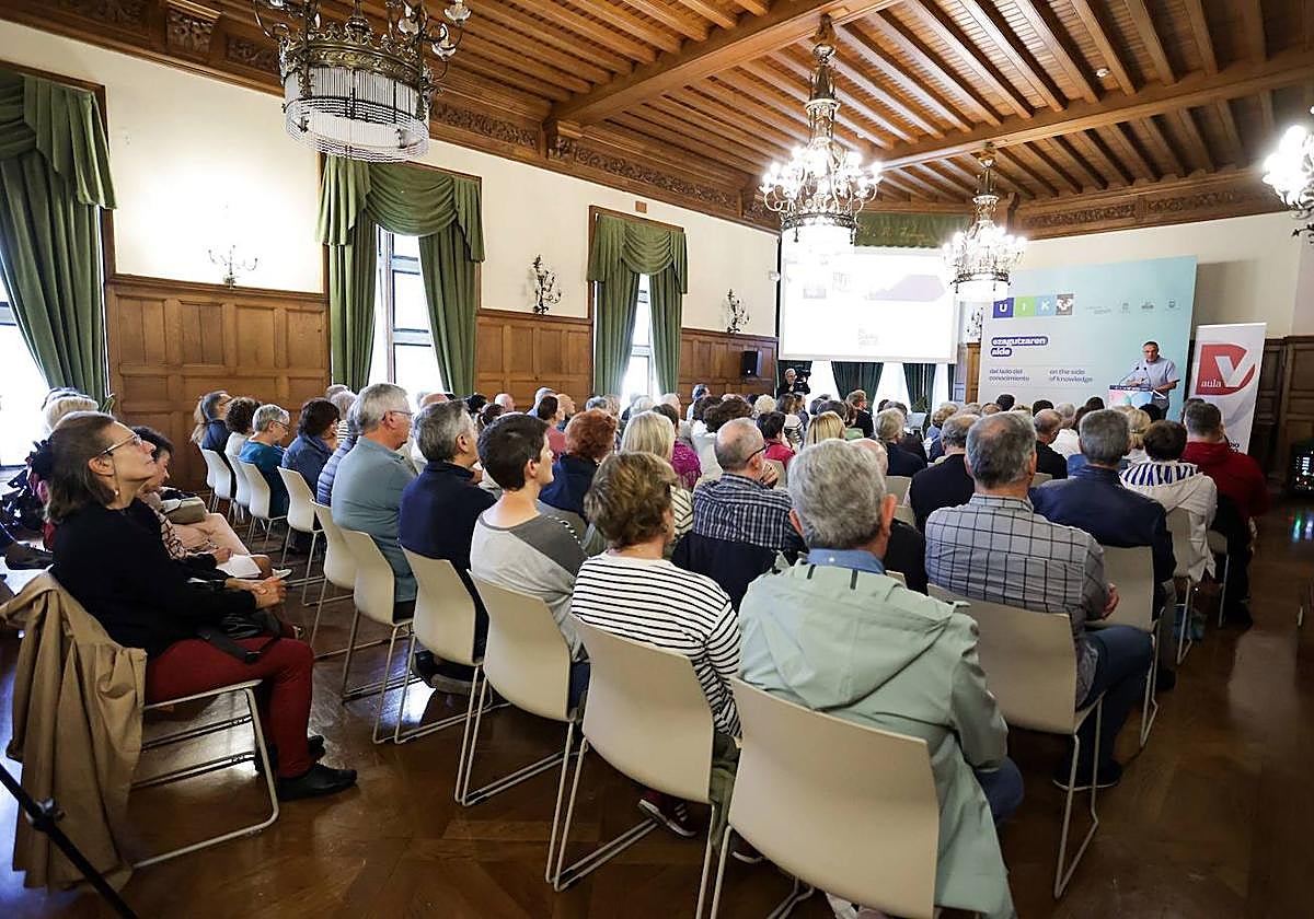 Imagen de archivo de una de las charlas de este verano.