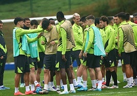 Los jugadores de la Real bromean con Jon Martín en los compases iniciales del entrenamiento del miércoles en Zubieta