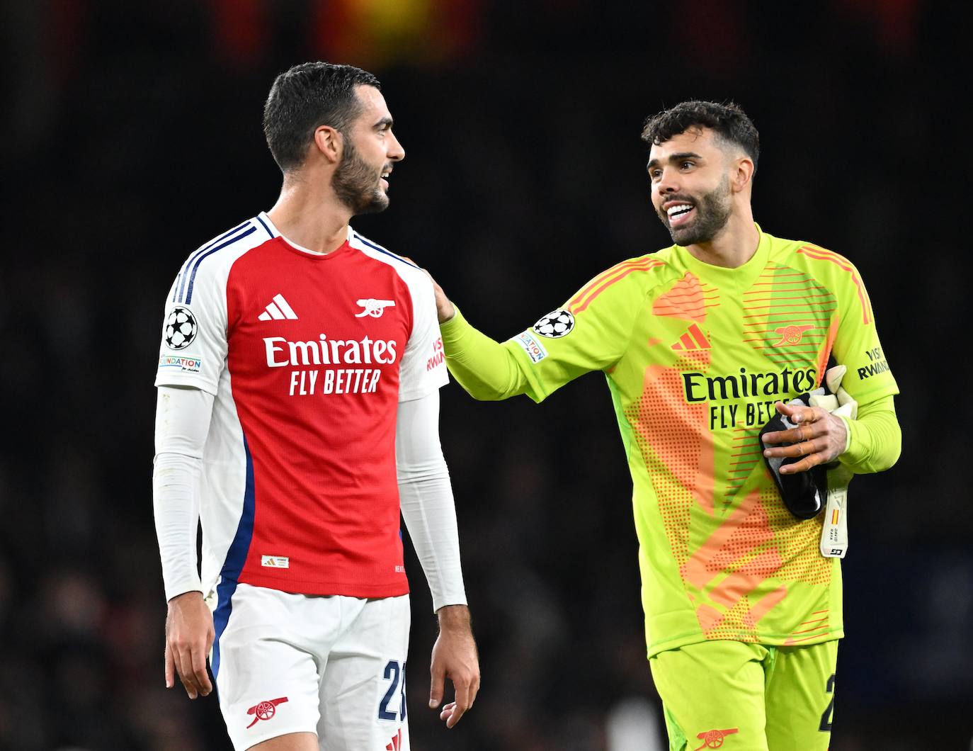 Mikel Merino charla con Raya después del partido del Arsenal contra el pSG en Champions