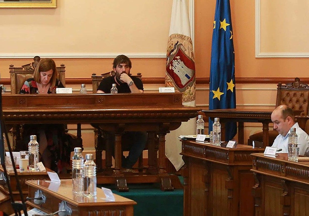 La alcaldesa Cristina Laborda, a la izquierda, y el portavoz jeltzale, Gorka Álvarez, a la derecha.