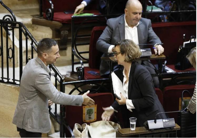 El portavoz de EH Bildu en Juntas, Iker Casanova, saluda a la diputada general, Elixabete Etxanobe, este miércoles en Gernika