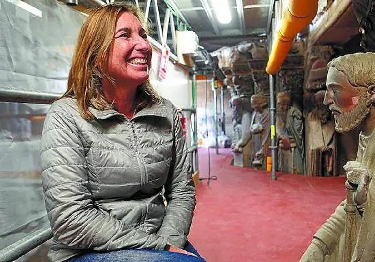 Ana Laborde, junto a la talla del apóstol Santiago antes de su restauración, en 2018.