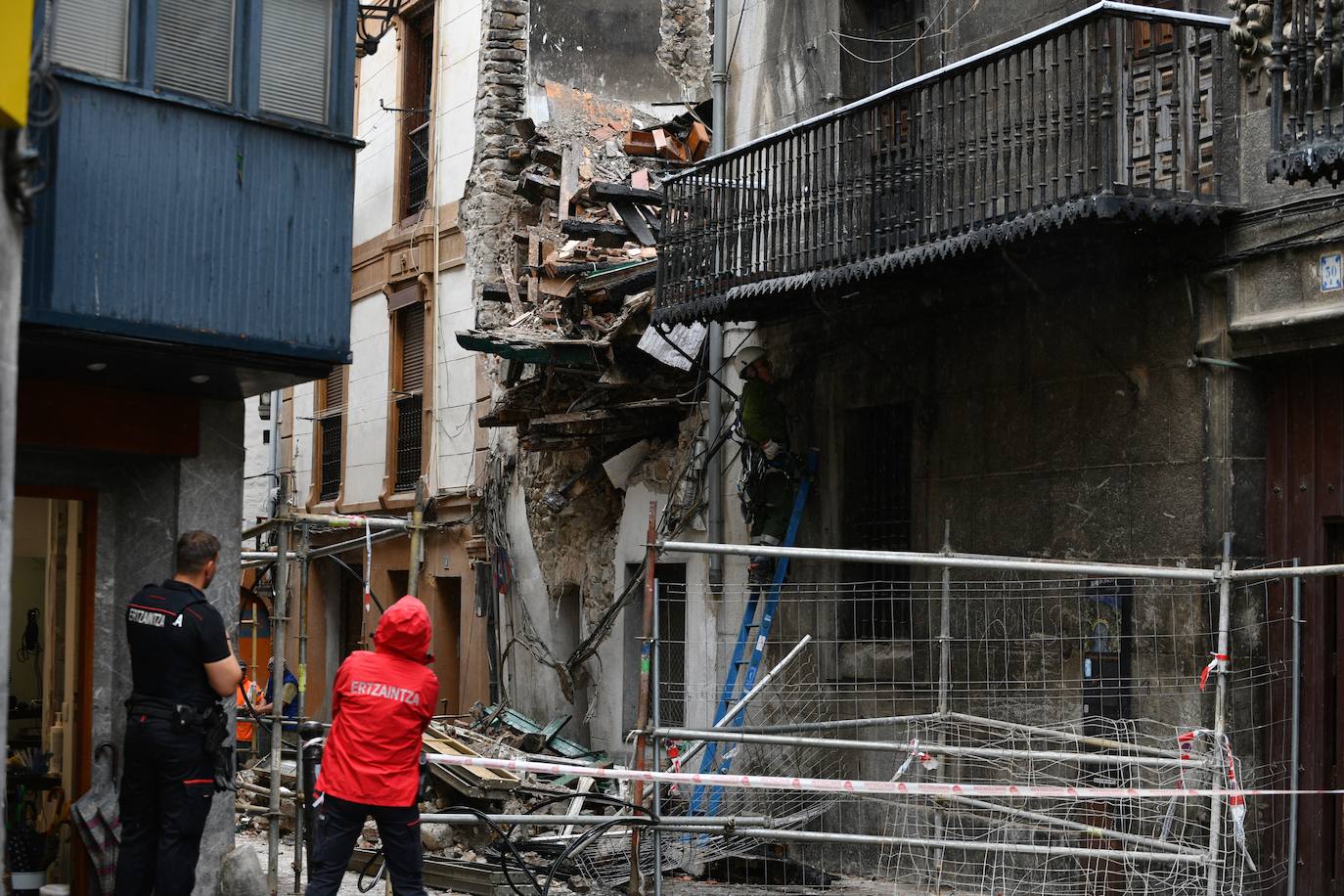 El derrumbe de la fachada de un edificio de Mutriku incendiado en julio