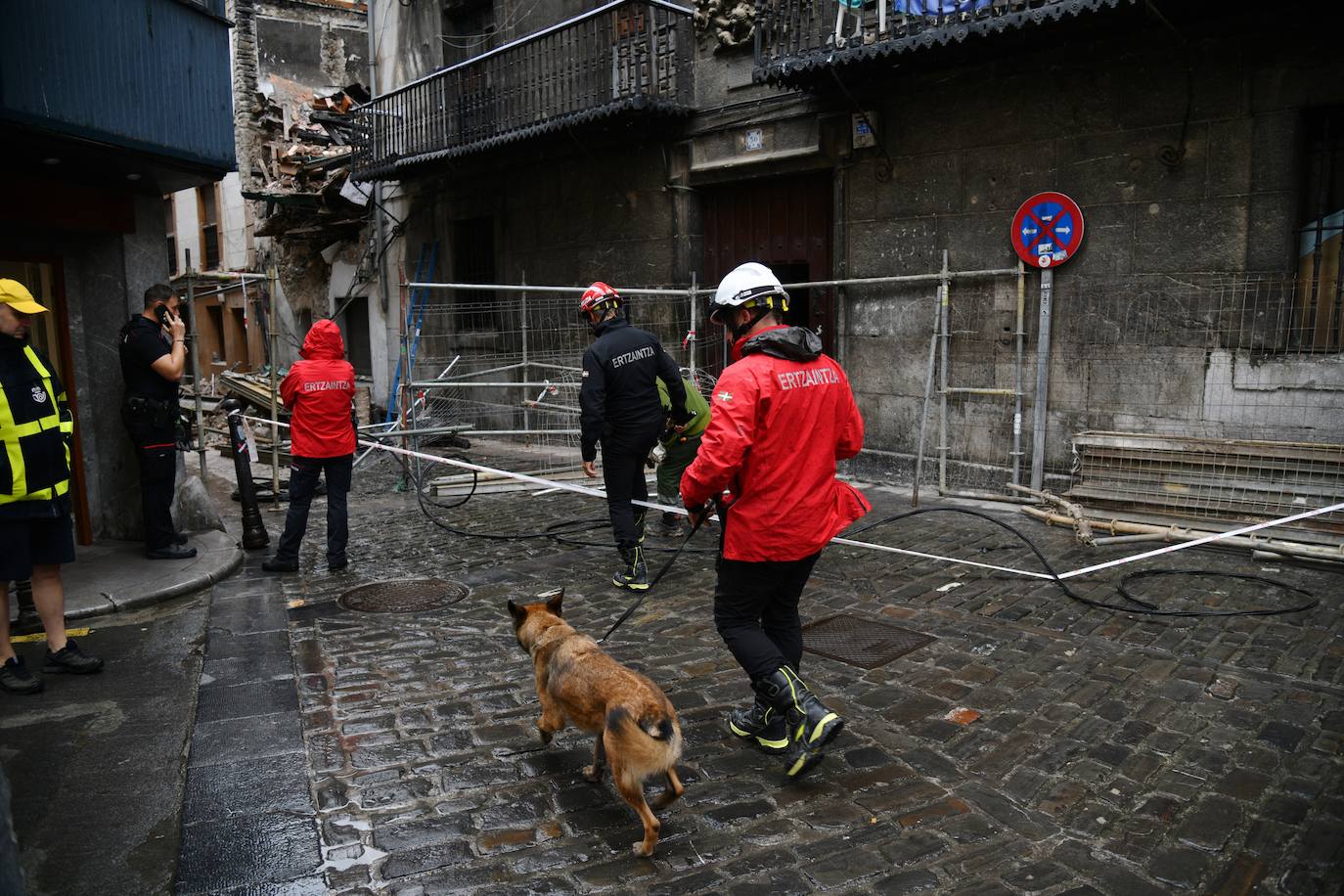 El derrumbe de la fachada de un edificio de Mutriku incendiado en julio