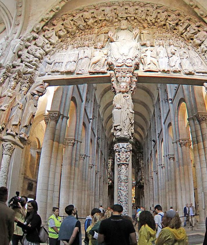 Imagen secundaria 2 - Imágenes del pórtico en su reapertura en 2018. 