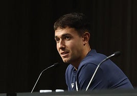 Martin Zubimendi durante su comparecencia ante los medios.