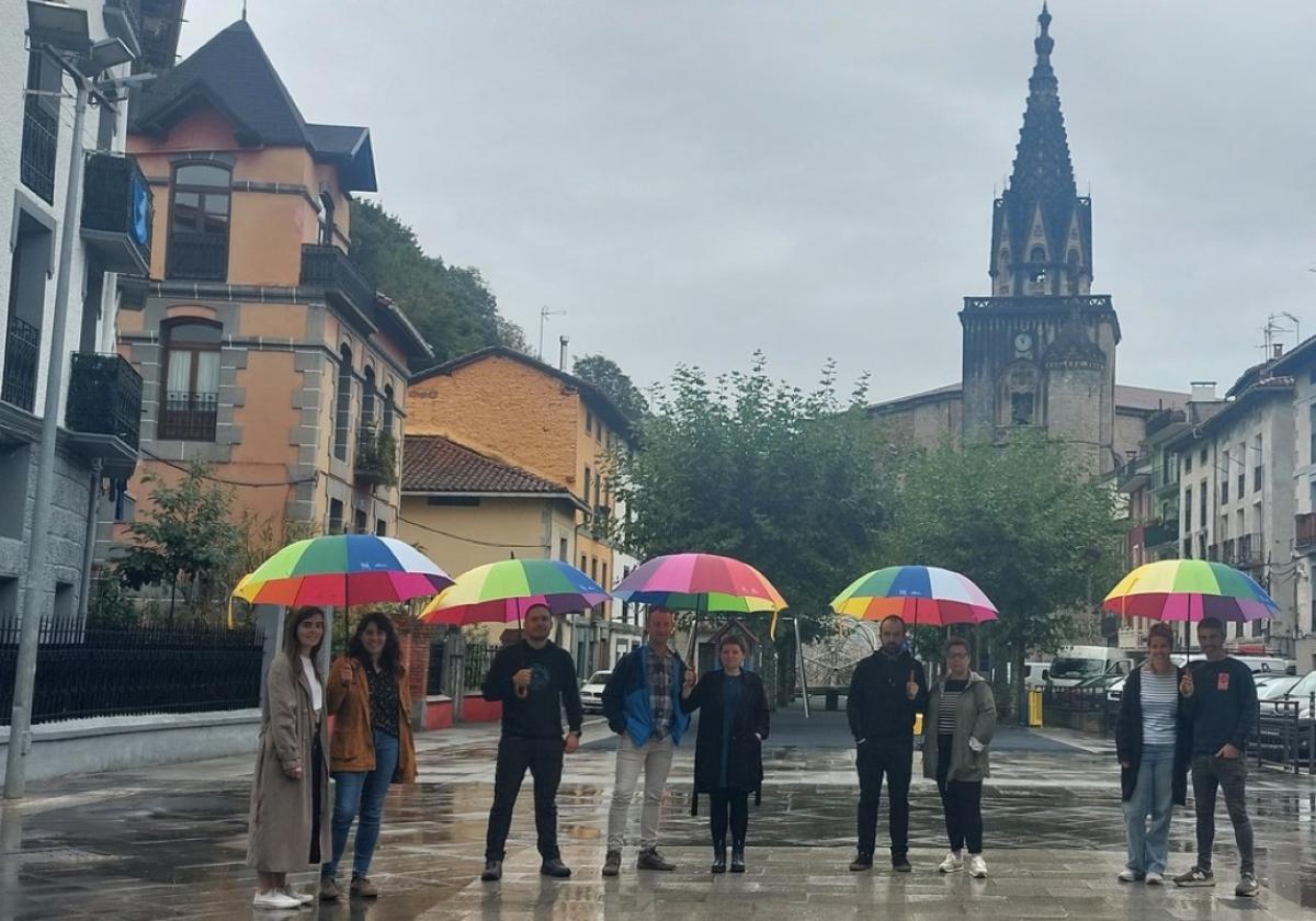 Miembros del departamento de Igualdad, Emakumeen Txokoa, Educación, Urbanismo, Juventud, Policía Municipal y Ekoetxea; representantes de Oinherri e Hiritik At y concejales con los paraguas característicos de Herri Hezitzailea.