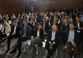 Representantes de Adegi y de diferentes empresas y entidades de Gipuzkoa, en la presentación del libro.