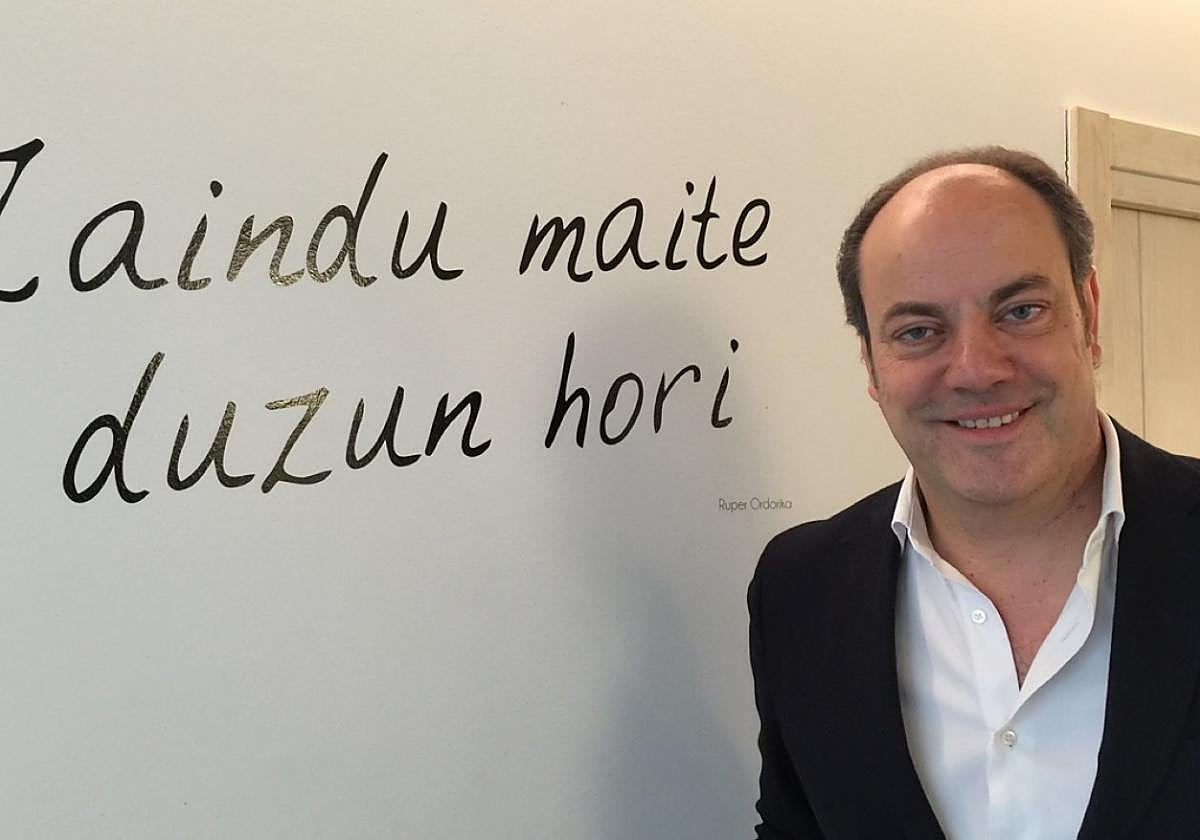Quelle invita a explorar nuevos horizontes en la búsqueda la felicidad desde el crecimiento personal.