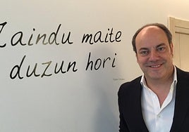 Quelle invita a explorar nuevos horizontes en la búsqueda la felicidad desde el crecimiento personal.