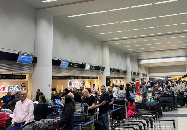 El aeropuerto de Beirut se encuentra colapsado por los extranjeros que quieren abandonar el país.