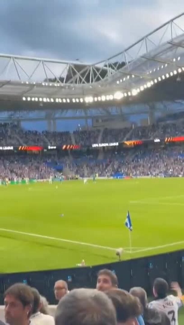 Los ultras del Anderlecht provocaron destrozos en el Reale Arena y lanzaron objetos a la afición txuri-urdin