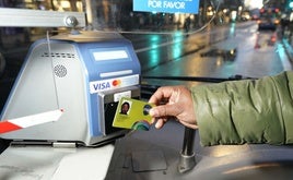 Un usuario paga con la tarjeta Mugi.