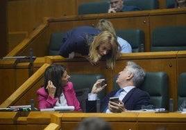 Laura Garrido, Ana Morales y Javier de Andrés, del PP, en un momento del pleno de este jueves en el Parlamento vasco.