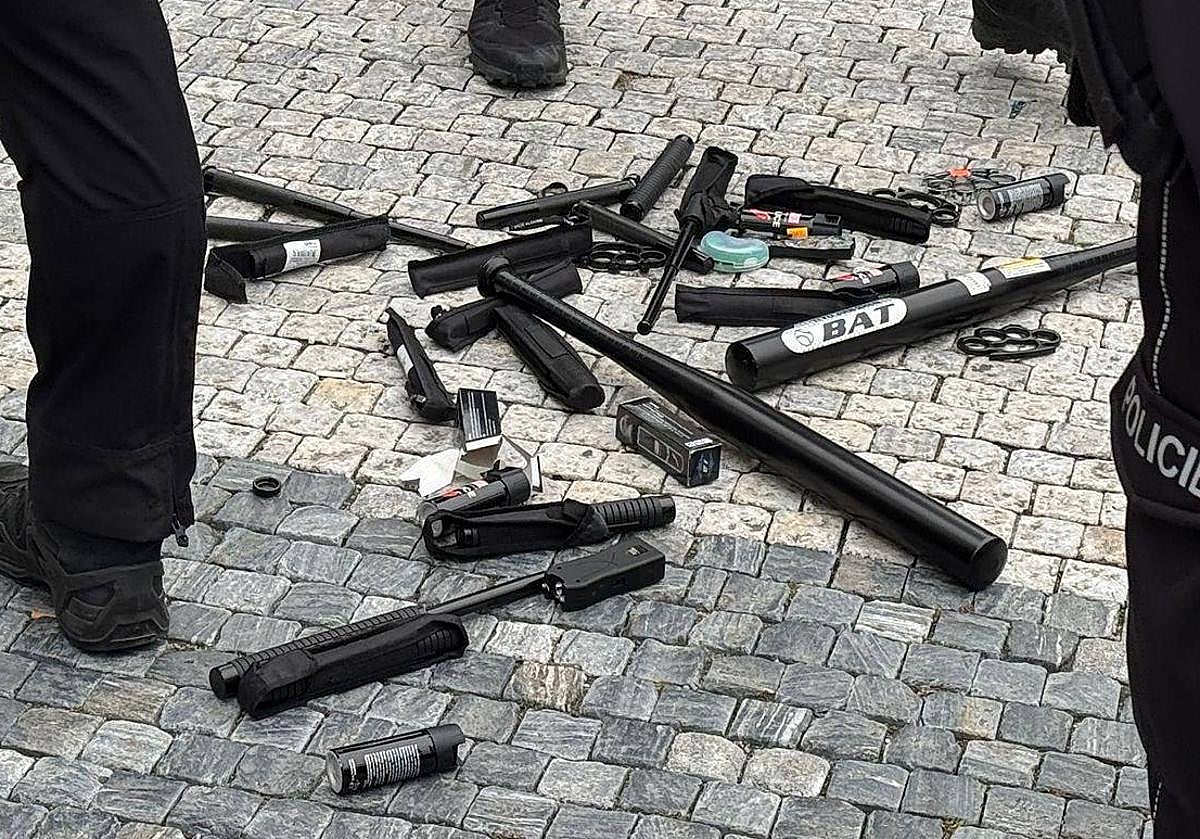 Armas requisadas a la afición del Ajax, próximo rival europeo de la Real en Anoeta, durante el Slavia-Ajax celebrado este jueves en Praga